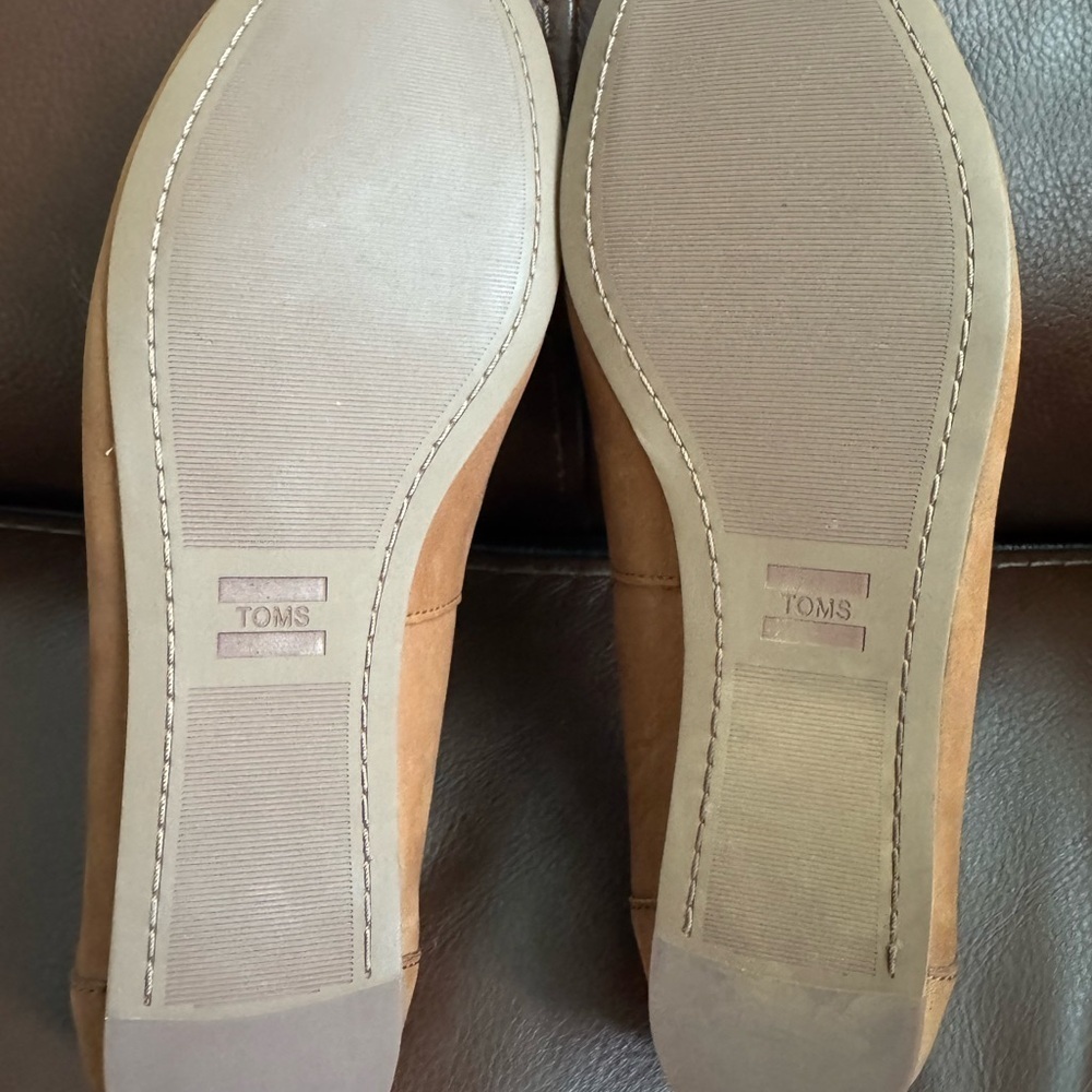 TOMS Women's Tan Slip-On Shoes - Picture 9 of 10